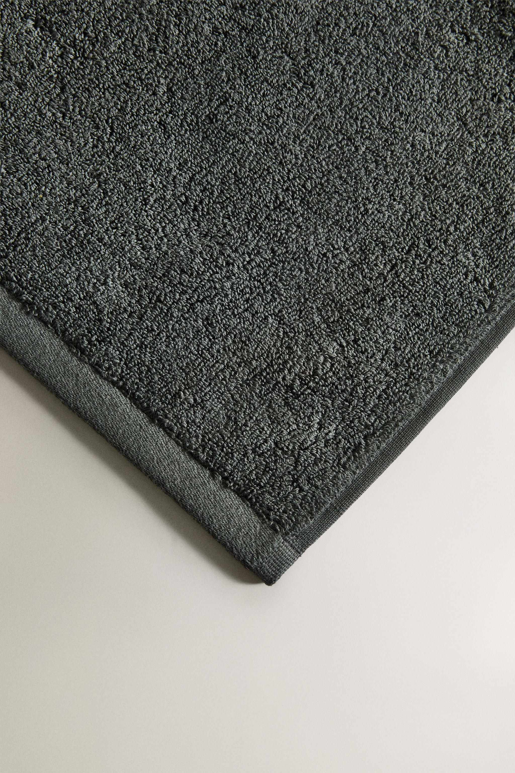 COLORED TERRYCLOTH BATH TOWEL